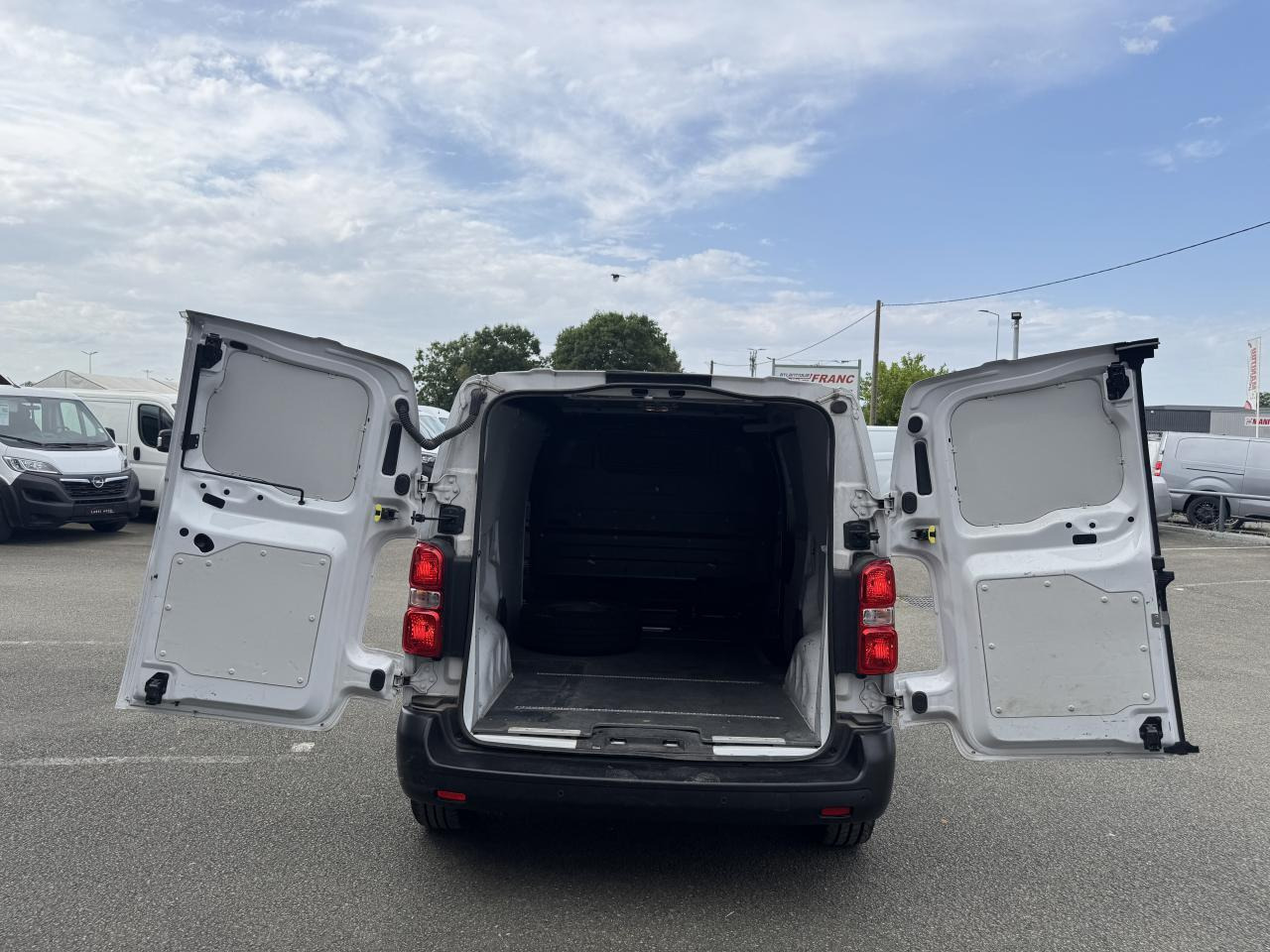 Peugeot Expert STANDARD 2.0 BLUEHDI 180CH S&S ASPHALT EAT8 - Kaubik: pilt 2 Peugeot Expert STANDARD 2.0 BLUEHDI 180CH S&S ASPHALT EAT8 - Kaubik: pilt 2