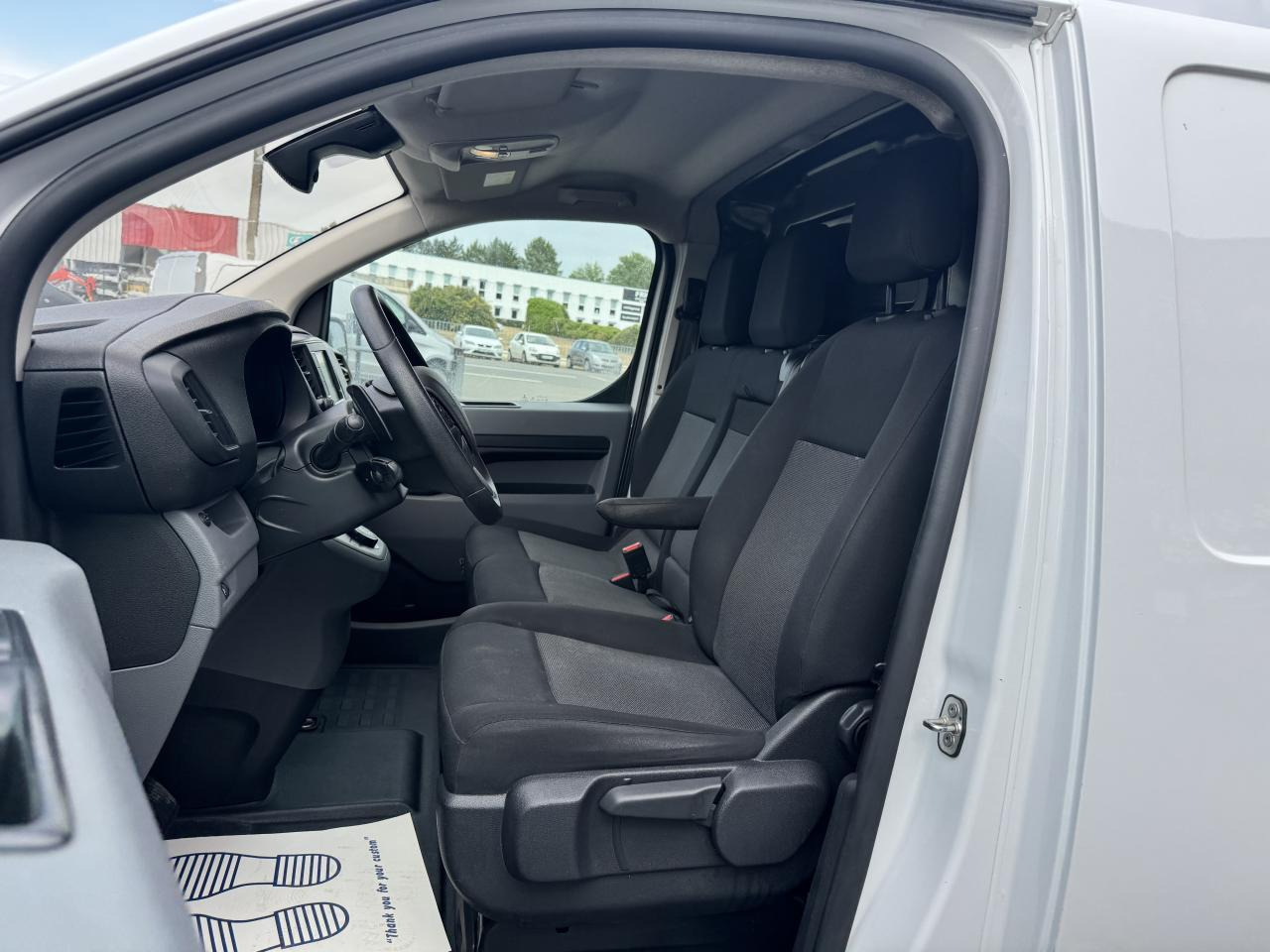 Peugeot Expert STANDARD 2.0 BLUEHDI 180CH S&S ASPHALT EAT8 - Kaubik: pilt 4 Peugeot Expert STANDARD 2.0 BLUEHDI 180CH S&S ASPHALT EAT8 - Kaubik: pilt 4