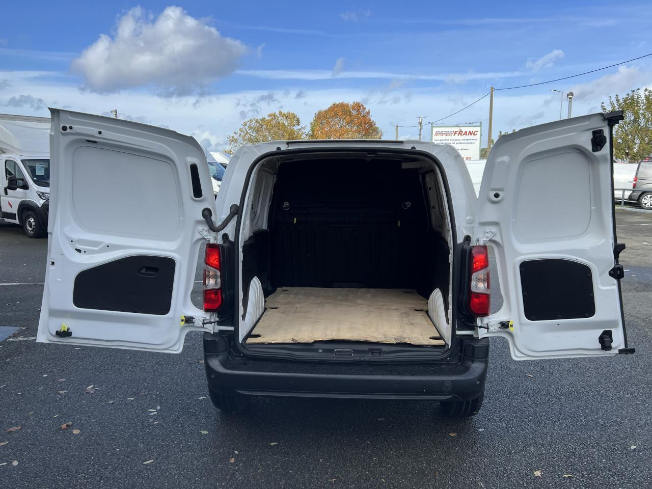 Peugeot Partner STANDARD 650KG BLUEHDI 130CH S&S ASPHALT EAT8 - Väike kaubik: pilt 3 Peugeot Partner STANDARD 650KG BLUEHDI 130CH S&S ASPHALT EAT8 - Väike kaubik: pilt 3