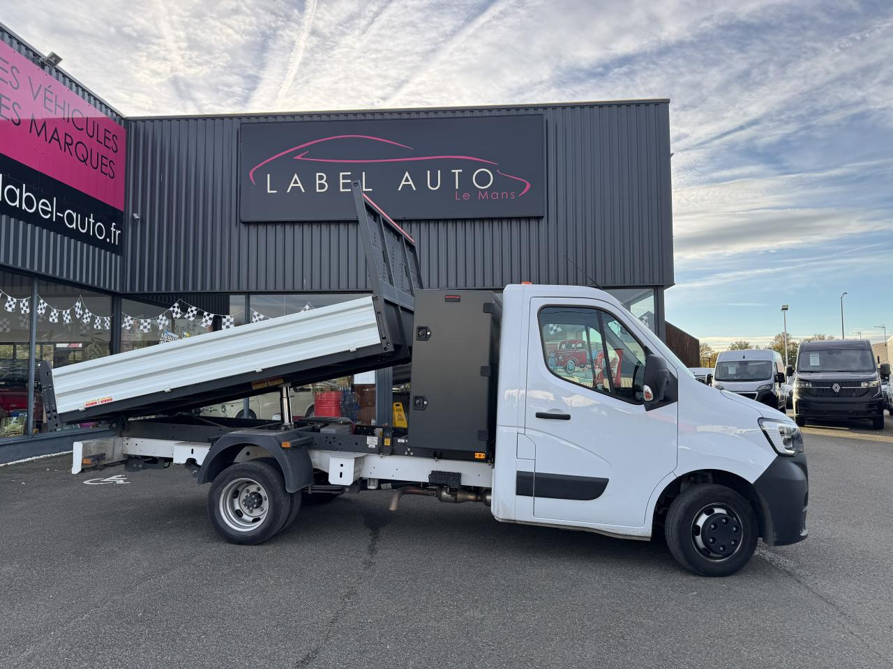 RENAULT MASTER 3T5 BENNE COFFRE RJ 2.3 DCI 145CH PROPULSION - Tarbesõiduk kallur: pilt 1 RENAULT MASTER 3T5 BENNE COFFRE RJ 2.3 DCI 145CH PROPULSION - Tarbesõiduk kallur: pilt 1