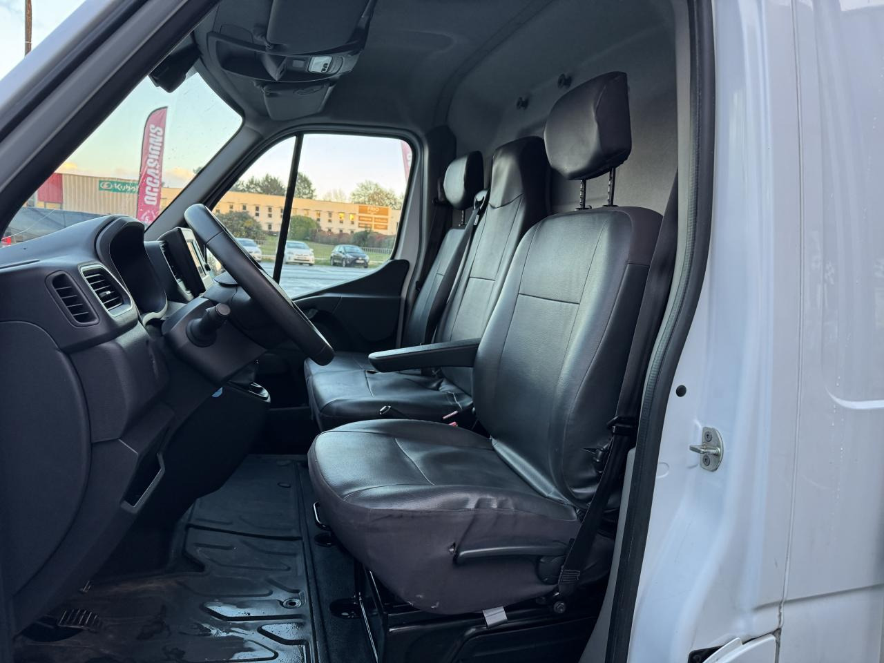 RENAULT Master Grand Confort F3300 L2H2 2.3 Blue dCi - 150 CH PORTE VERRE - Kaubik: pilt 4 RENAULT Master Grand Confort F3300 L2H2 2.3 Blue dCi - 150 CH PORTE VERRE - Kaubik: pilt 4