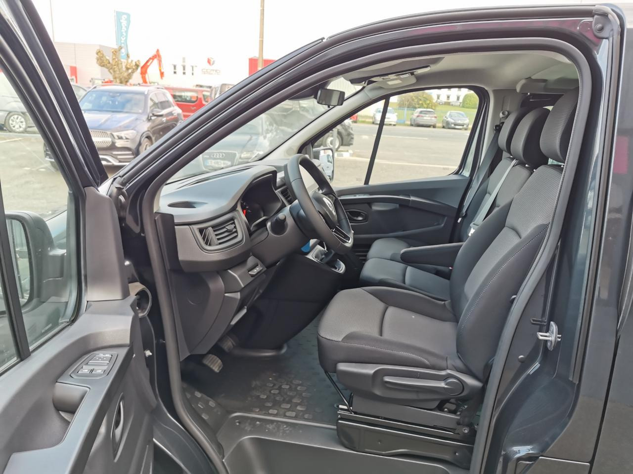 RENAULT Trafic L2 2.0 Energy dCi - 150 - S&S - BVA - 25 III COMBI Combi Grand Evolution L2H1 PHASE 3 - Mikrobuss: pilt 4 RENAULT Trafic L2 2.0 Energy dCi - 150 - S&S - BVA - 25 III COMBI Combi Grand Evolution L2H1 PHASE 3 - Mikrobuss: pilt 4