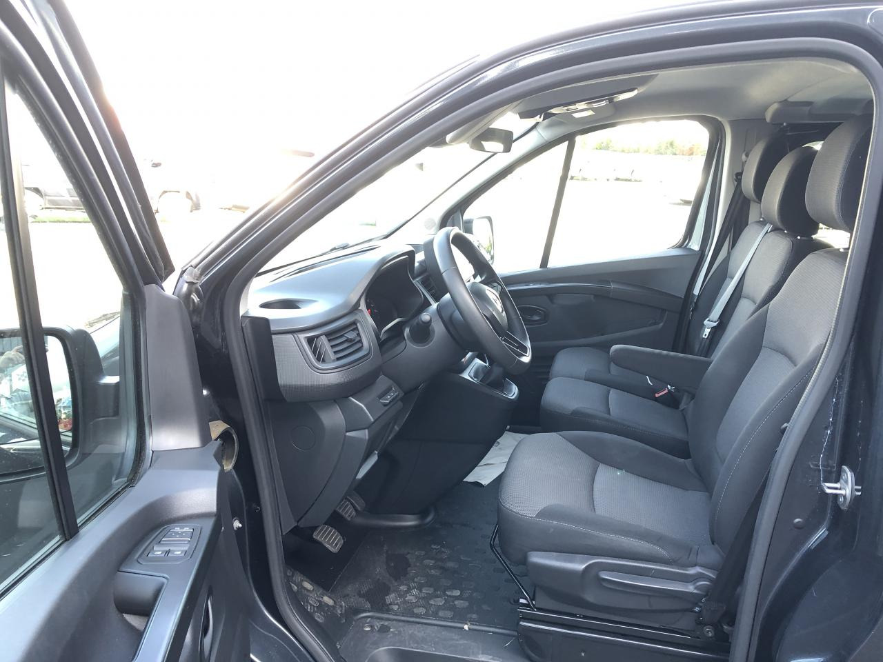 RENAULT Trafic L2 2.0 Energy dCi - 150 - S&S III COMBI Combi Zen L2H1 PHASE 3 - Mikrobuss: pilt 4 RENAULT Trafic L2 2.0 Energy dCi - 150 - S&S III COMBI Combi Zen L2H1 PHASE 3 - Mikrobuss: pilt 4