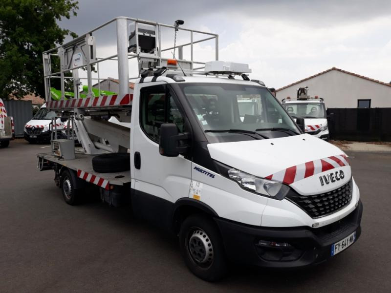 Iveco Daily 35S14 Plateau Nacelle 6m50 Spécial tunnel - Veoautolt tõusev platvorm: pilt 2 Iveco Daily 35S14 Plateau Nacelle 6m50 Spécial tunnel - Veoautolt tõusev platvorm: pilt 2