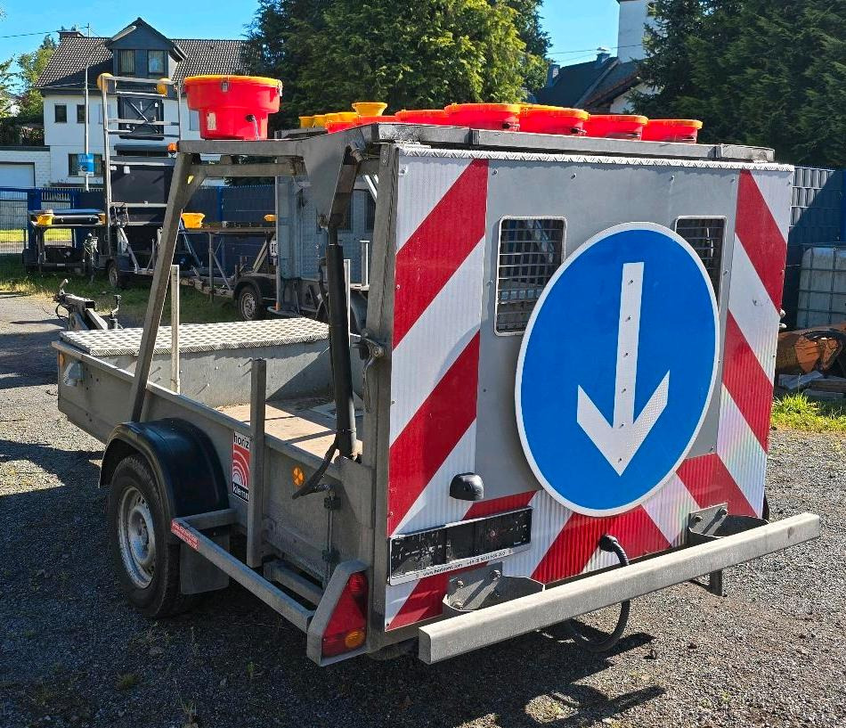 Horizont LED Absperrtafel VZ616 FAT Verkehrsleittafel Verkehrssicherungsanhänger Sperrwand Nissen Trebbiner - Haagis: pilt 1 Horizont LED Absperrtafel VZ616 FAT Verkehrsleittafel Verkehrssicherungsanhänger Sperrwand Nissen Trebbiner - Haagis: pilt 1