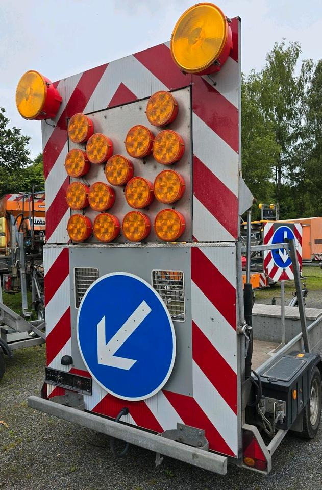 Horizont LED Absperrtafel VZ616 FAT Verkehrsleittafel Verkehrssicherungsanhänger Sperrwand Nissen Trebbiner - Haagis: pilt 5 Horizont LED Absperrtafel VZ616 FAT Verkehrsleittafel Verkehrssicherungsanhänger Sperrwand Nissen Trebbiner - Haagis: pilt 5