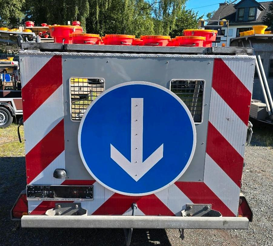 Horizont LED Absperrtafel VZ616 FAT Verkehrsleittafel Verkehrssicherungsanhänger Sperrwand Nissen Trebbiner - Haagis: pilt 2 Horizont LED Absperrtafel VZ616 FAT Verkehrsleittafel Verkehrssicherungsanhänger Sperrwand Nissen Trebbiner - Haagis: pilt 2