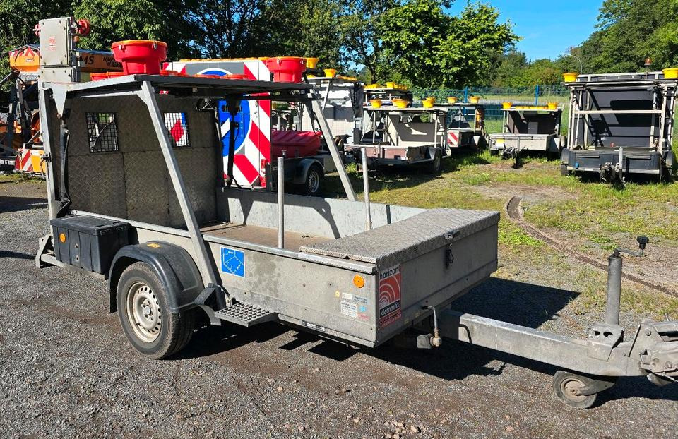 Horizont LED Absperrtafel VZ616 FAT Verkehrsleittafel Verkehrssicherungsanhänger Sperrwand Nissen Trebbiner - Haagis: pilt 4 Horizont LED Absperrtafel VZ616 FAT Verkehrsleittafel Verkehrssicherungsanhänger Sperrwand Nissen Trebbiner - Haagis: pilt 4