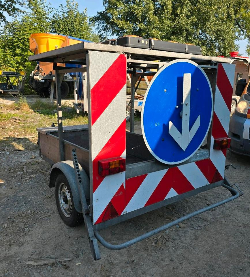 Nissen FAT Absperrtafel VZ616 Fahrbare Verkehrsleittafel Verkehrssicherungsanhänger Verkehrsleitanhänger Trebbiner Horizont Sperrwand - Haagis: pilt 1 Nissen FAT Absperrtafel VZ616 Fahrbare Verkehrsleittafel Verkehrssicherungsanhänger Verkehrsleitanhänger Trebbiner Horizont Sperrwand - Haagis: pilt 1