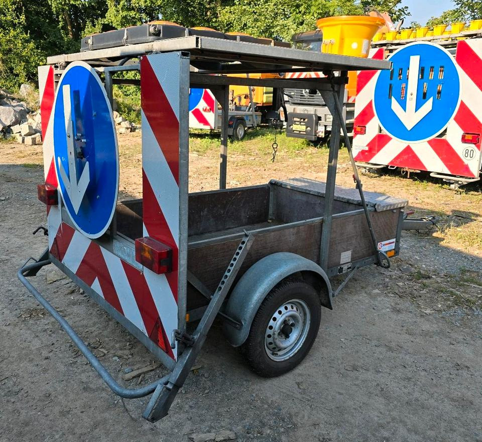 Nissen FAT Absperrtafel VZ616 Fahrbare Verkehrsleittafel Verkehrssicherungsanhänger Verkehrsleitanhänger Trebbiner Horizont Sperrwand - Haagis: pilt 2 Nissen FAT Absperrtafel VZ616 Fahrbare Verkehrsleittafel Verkehrssicherungsanhänger Verkehrsleitanhänger Trebbiner Horizont Sperrwand - Haagis: pilt 2