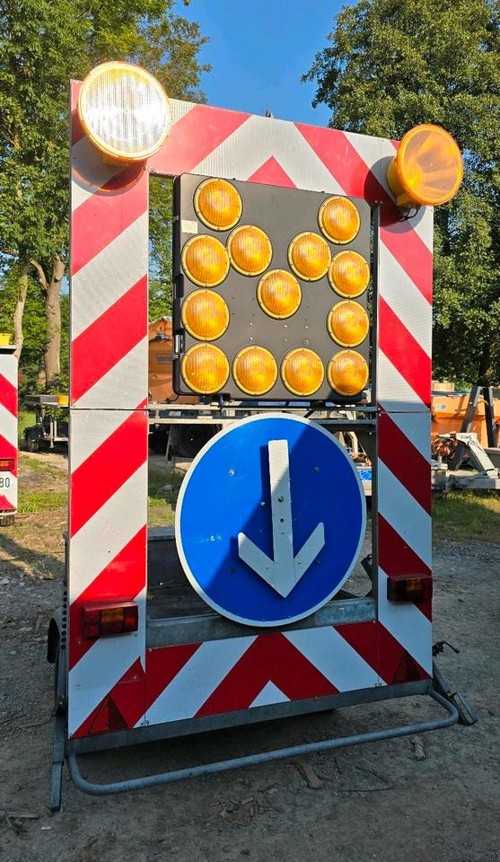 Nissen FAT Absperrtafel VZ616 Fahrbare Verkehrsleittafel Verkehrssicherungsanhänger Verkehrsleitanhänger Trebbiner Horizont Sperrwand - Haagis: pilt 5 Nissen FAT Absperrtafel VZ616 Fahrbare Verkehrsleittafel Verkehrssicherungsanhänger Verkehrsleitanhänger Trebbiner Horizont Sperrwand - Haagis: pilt 5