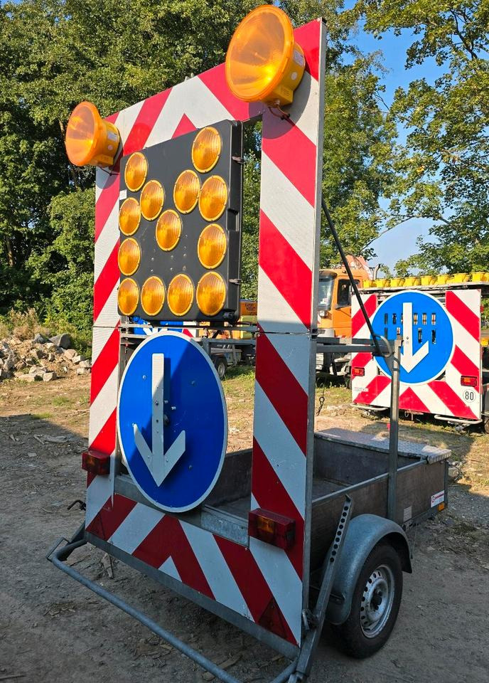 Nissen FAT Absperrtafel VZ616 Fahrbare Verkehrsleittafel Verkehrssicherungsanhänger Verkehrsleitanhänger Trebbiner Horizont Sperrwand - Haagis: pilt 4 Nissen FAT Absperrtafel VZ616 Fahrbare Verkehrsleittafel Verkehrssicherungsanhänger Verkehrsleitanhänger Trebbiner Horizont Sperrwand - Haagis: pilt 4