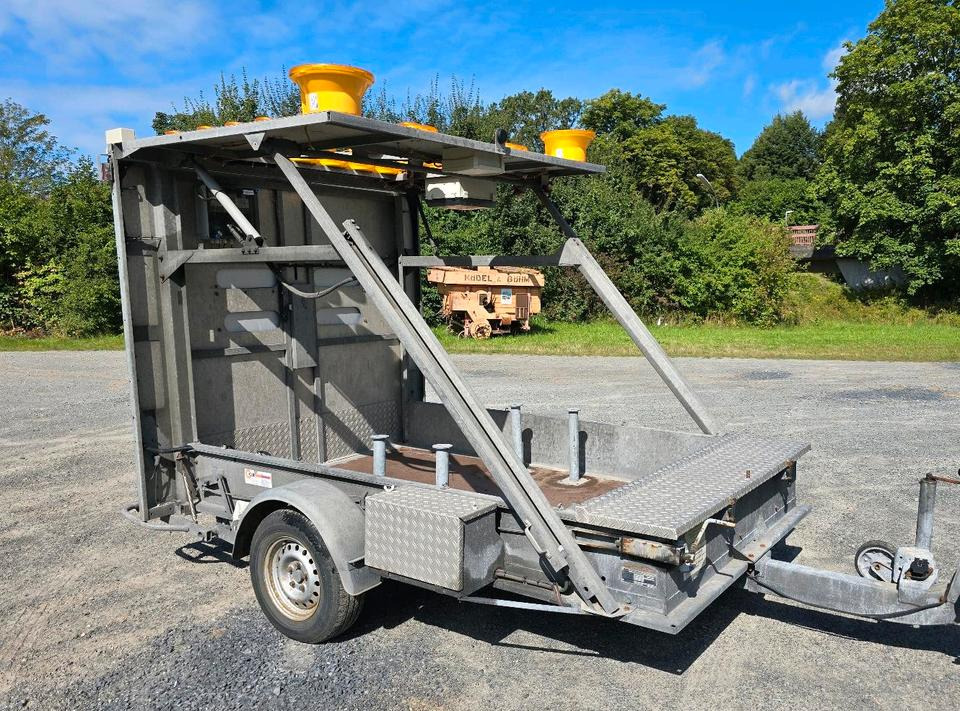 Nissen LED Absperrtafel DORA GPS FAT VZ-616 Fahrbare Absperrtafel Sperrwand Verkehrsleittafel Verkehrssicherungsanhänger Verkehrsleitanhänger Trebbiner Horizont - Haagis: pilt 1 Nissen LED Absperrtafel DORA GPS FAT VZ-616 Fahrbare Absperrtafel Sperrwand Verkehrsleittafel Verkehrssicherungsanhänger Verkehrsleitanhänger Trebbiner Horizont - Haagis: pilt 1