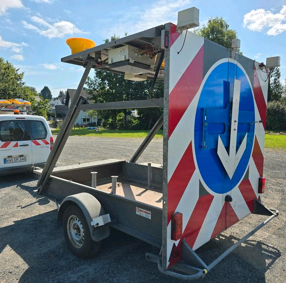 Nissen LED Absperrtafel DORA GPS FAT VZ-616 Fahrbare Absperrtafel Sperrwand Verkehrsleittafel Verkehrssicherungsanhänger Verkehrsleitanhänger Trebbiner Horizont - Haagis: pilt 4 Nissen LED Absperrtafel DORA GPS FAT VZ-616 Fahrbare Absperrtafel Sperrwand Verkehrsleittafel Verkehrssicherungsanhänger Verkehrsleitanhänger Trebbiner Horizont - Haagis: pilt 4