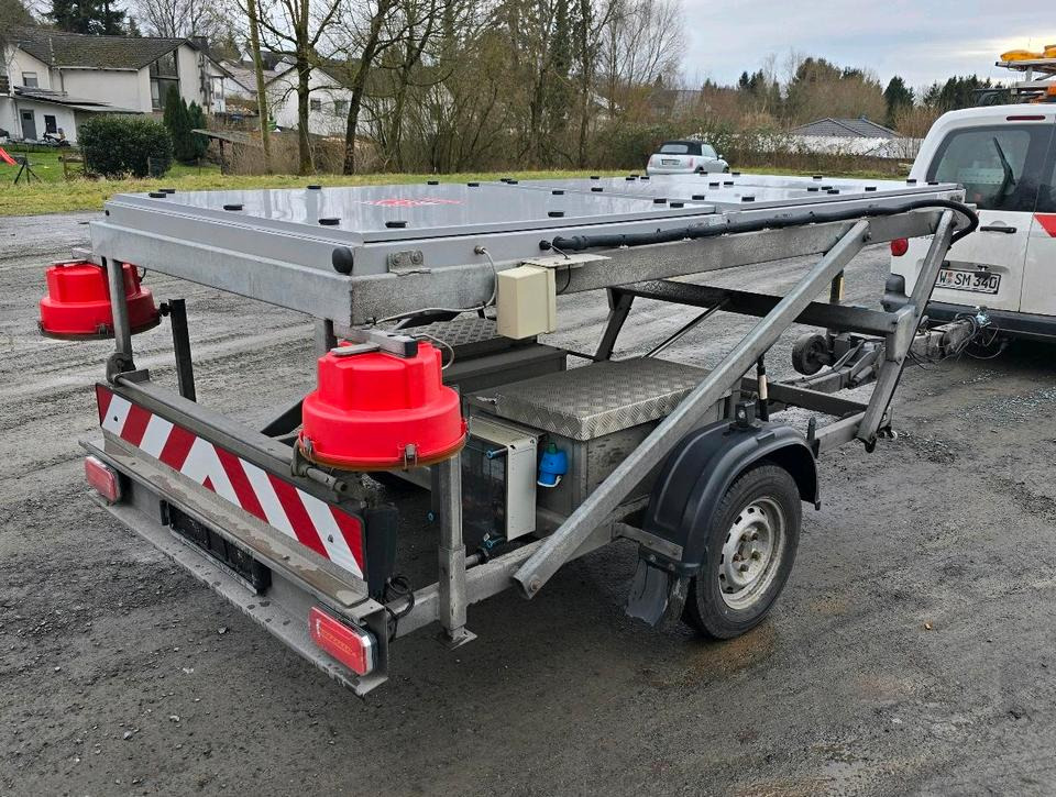 Trebbiner 5-farbig Horizont VWT Verkehrsleittafel Verkehrswarnanhänger Verkehrsleitanhänger Verkehrssicherungsanhänger Nissen Absperrtafel - Haagis: pilt 2 Trebbiner 5-farbig Horizont VWT Verkehrsleittafel Verkehrswarnanhänger Verkehrsleitanhänger Verkehrssicherungsanhänger Nissen Absperrtafel - Haagis: pilt 2