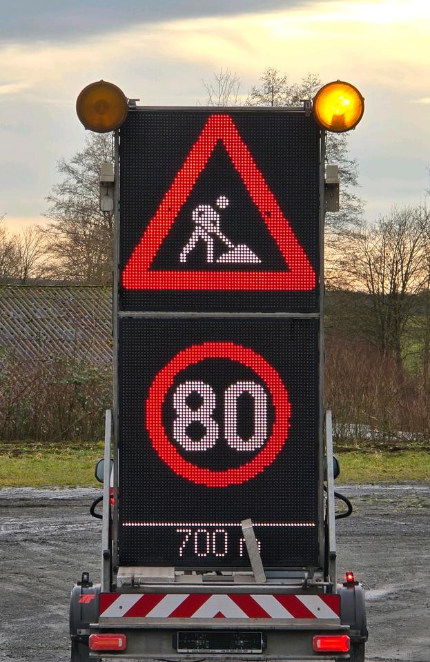 Trebbiner 5-farbig Horizont VWT Verkehrsleittafel Verkehrswarnanhänger Verkehrsleitanhänger Verkehrssicherungsanhänger Nissen Absperrtafel - Haagis: pilt 1 Trebbiner 5-farbig Horizont VWT Verkehrsleittafel Verkehrswarnanhänger Verkehrsleitanhänger Verkehrssicherungsanhänger Nissen Absperrtafel - Haagis: pilt 1