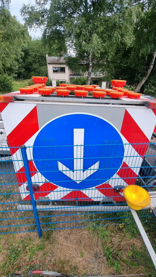 Trebbiner Absperrtafel VZ616 LED Funkwarnmeldeanlage Absperrtafel Sperrwand Verkehrsleittafel Verkehrsleitanhänger Verkehrssicherungsanhänger Leitanhänger Leittafel Verkehrssicherung Nissen Horizont - Haagis: pilt 4 Trebbiner Absperrtafel VZ616 LED Funkwarnmeldeanlage Absperrtafel Sperrwand Verkehrsleittafel Verkehrsleitanhänger Verkehrssicherungsanhänger Leitanhänger Leittafel Verkehrssicherung Nissen Horizont - Haagis: pilt 4