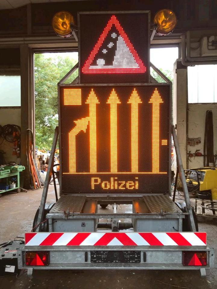 Trebbiner Horizont VWT E VLT Verkehrsleittafel Leittafel Sicherungsanhänger Verkehrsleitanhänger Verkehrssicherungsanhänger Absperrtafel Sperrwand Nissen Verkehrssicherung Vorwarner Vorwarntafel - Haagis: pilt 5 Trebbiner Horizont VWT E VLT Verkehrsleittafel Leittafel Sicherungsanhänger Verkehrsleitanhänger Verkehrssicherungsanhänger Absperrtafel Sperrwand Nissen Verkehrssicherung Vorwarner Vorwarntafel - Haagis: pilt 5