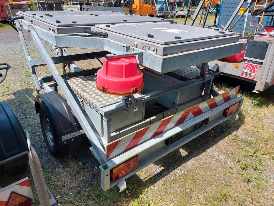 Trebbiner Horizont VWT E VLT Verkehrsleittafel Leittafel Sicherungsanhänger Verkehrsleitanhänger Verkehrssicherungsanhänger Absperrtafel Sperrwand Nissen Verkehrssicherung Vorwarner Vorwarntafel - Haagis: pilt 4 Trebbiner Horizont VWT E VLT Verkehrsleittafel Leittafel Sicherungsanhänger Verkehrsleitanhänger Verkehrssicherungsanhänger Absperrtafel Sperrwand Nissen Verkehrssicherung Vorwarner Vorwarntafel - Haagis: pilt 4