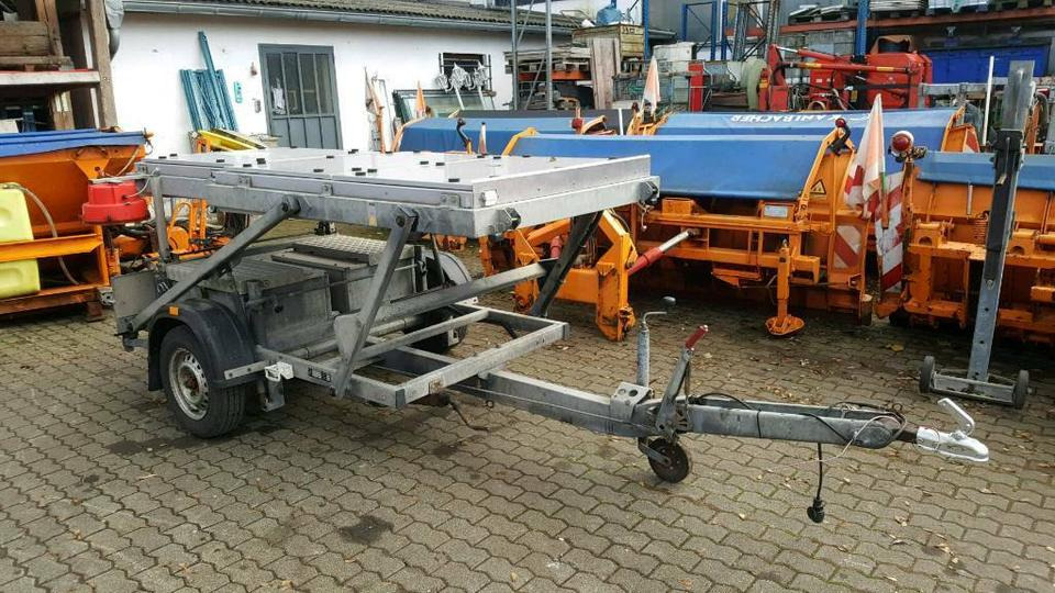 Verkehrsleitanhänger Mersch Nissen Trebbiner Horizont - Haagis: pilt 2 Verkehrsleitanhänger Mersch Nissen Trebbiner Horizont - Haagis: pilt 2