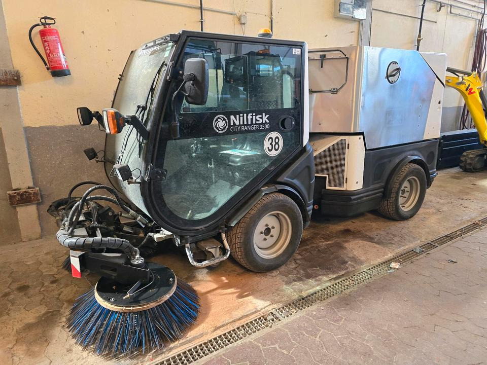Nilfisk City Ranger 3500 Kehrmaschine Straßenkehrmaschine mit Schmidt Bediendisplay Hako Kehreinheit - Tänavapühkimismasin: pilt 1 Nilfisk City Ranger 3500 Kehrmaschine Straßenkehrmaschine mit Schmidt Bediendisplay Hako Kehreinheit - Tänavapühkimismasin: pilt 1