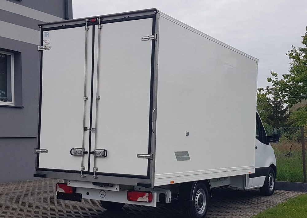 Mercedes-Benz Sprinter KONTENER 8EP 4,12x2,15x2,30 KLIMA 314 CDI MANUAL KRAJOWY AC - Tarbesõiduk furgoon: pilt 4 Mercedes-Benz Sprinter KONTENER 8EP 4,12x2,15x2,30 KLIMA 314 CDI MANUAL KRAJOWY AC - Tarbesõiduk furgoon: pilt 4