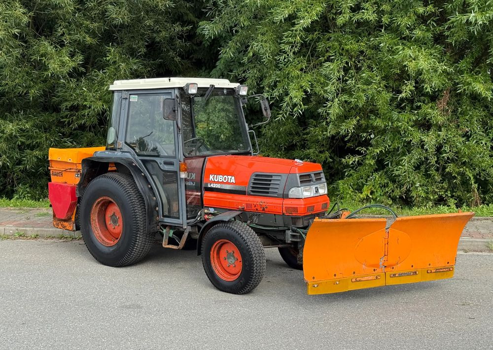 Kubota * Traktor KUBOTA L4200 * 4x4 * Pług Piaskarka * Wałek Przód Tył * Sprowadzony* Zimowe Utrzymanie - Traktor: pilt 1 Kubota * Traktor KUBOTA L4200 * 4x4 * Pług Piaskarka * Wałek Przód Tył * Sprowadzony* Zimowe Utrzymanie - Traktor: pilt 1