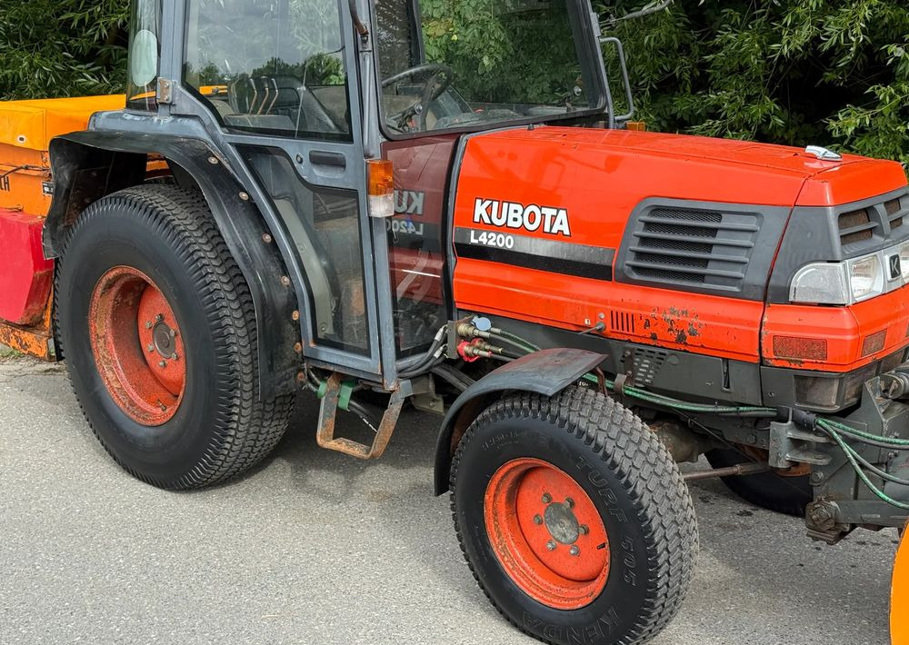 Kubota * Traktor KUBOTA L4200 * 4x4 * Pług Piaskarka * Wałek Przód Tył * Sprowadzony* Zimowe Utrzymanie - Traktor: pilt 4 Kubota * Traktor KUBOTA L4200 * 4x4 * Pług Piaskarka * Wałek Przód Tył * Sprowadzony* Zimowe Utrzymanie - Traktor: pilt 4
