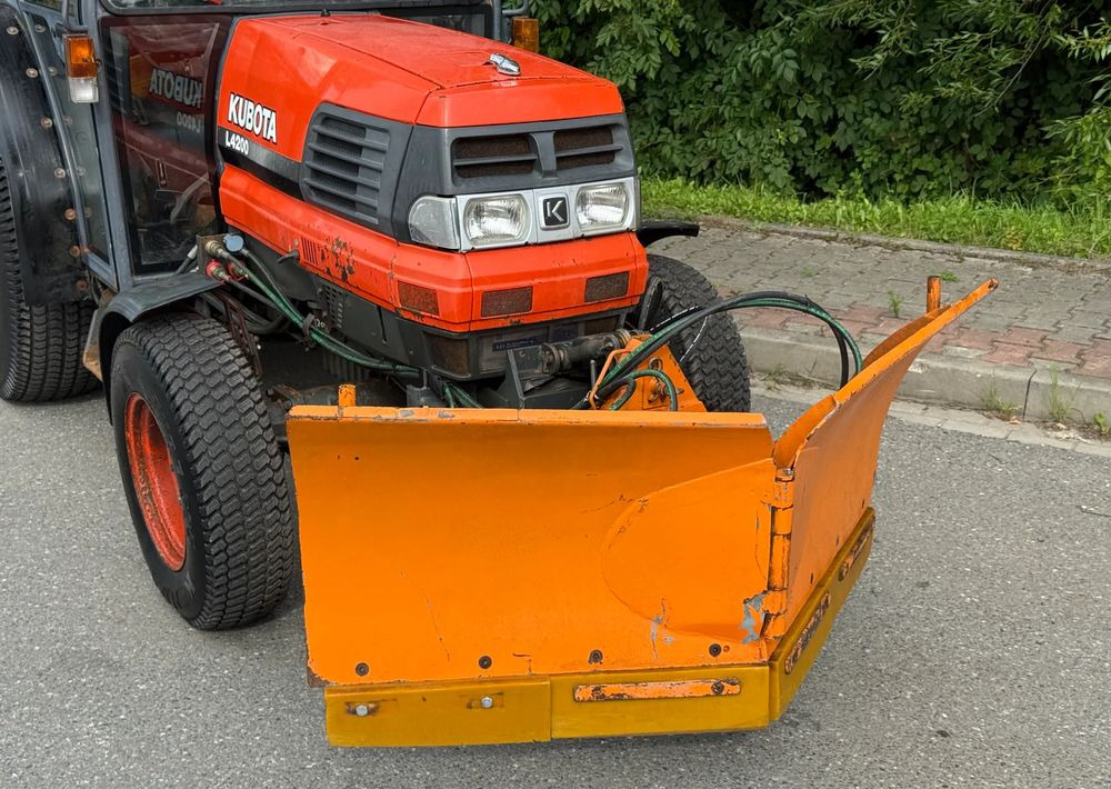 Kubota * Traktor KUBOTA L4200 * 4x4 * Pług Piaskarka * Wałek Przód Tył * Sprowadzony* Zimowe Utrzymanie - Traktor: pilt 3 Kubota * Traktor KUBOTA L4200 * 4x4 * Pług Piaskarka * Wałek Przód Tył * Sprowadzony* Zimowe Utrzymanie - Traktor: pilt 3