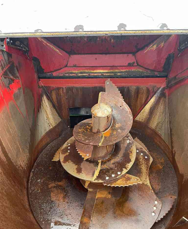 BVL V-Mix 12 LS Voermengwagen Voermachines - Söödasegamisvanker: pilt 4 BVL V-Mix 12 LS Voermengwagen Voermachines - Söödasegamisvanker: pilt 4