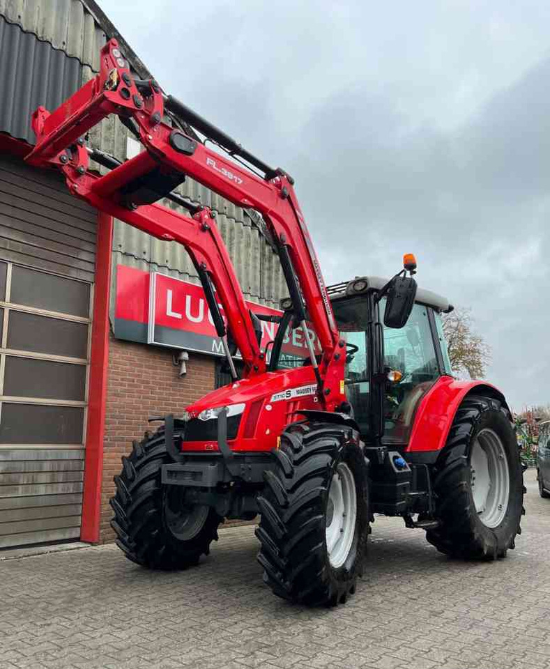 Massey Ferguson 5710S Dyna-4 Essential Voorlader Tractoren - Traktor: pilt 2 Massey Ferguson 5710S Dyna-4 Essential Voorlader Tractoren - Traktor: pilt 2