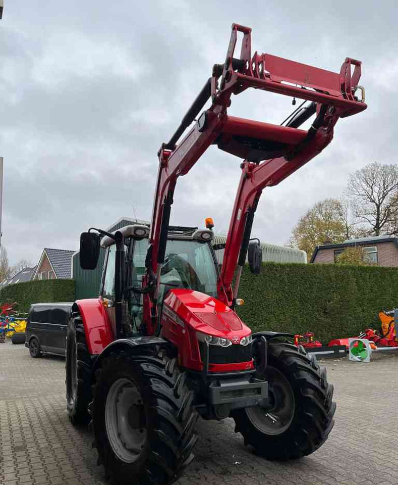 Massey Ferguson 5710S Dyna-4 Essential Voorlader Tractoren - Traktor: pilt 3 Massey Ferguson 5710S Dyna-4 Essential Voorlader Tractoren - Traktor: pilt 3