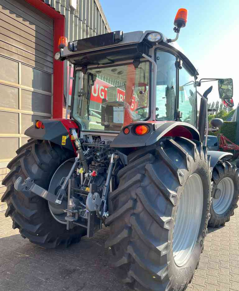 Massey Ferguson 5M.145 Dyna-4 Tractoren - Traktor: pilt 4 Massey Ferguson 5M.145 Dyna-4 Tractoren - Traktor: pilt 4