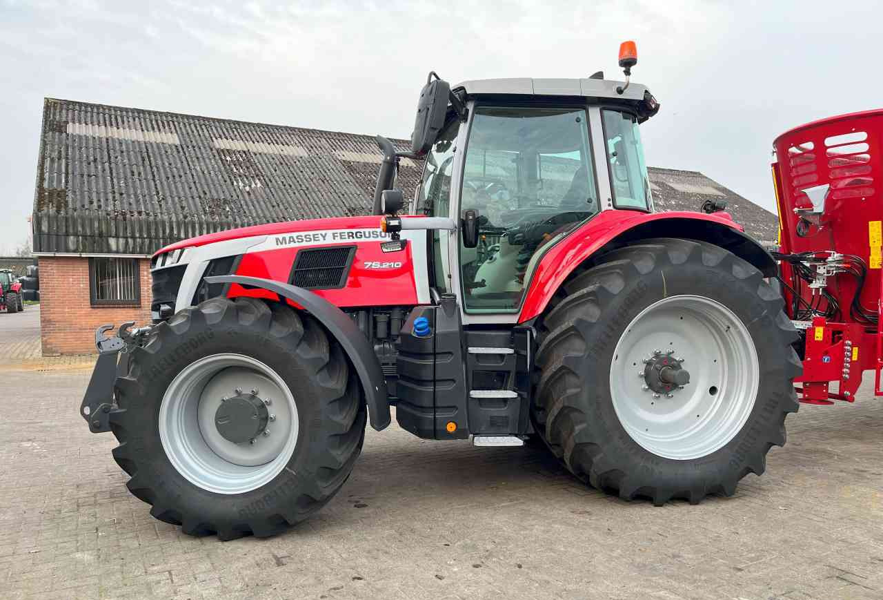 Massey Ferguson 7S.210 Dyna-VT Exclusive Tractoren - Traktor: pilt 2 Massey Ferguson 7S.210 Dyna-VT Exclusive Tractoren - Traktor: pilt 2