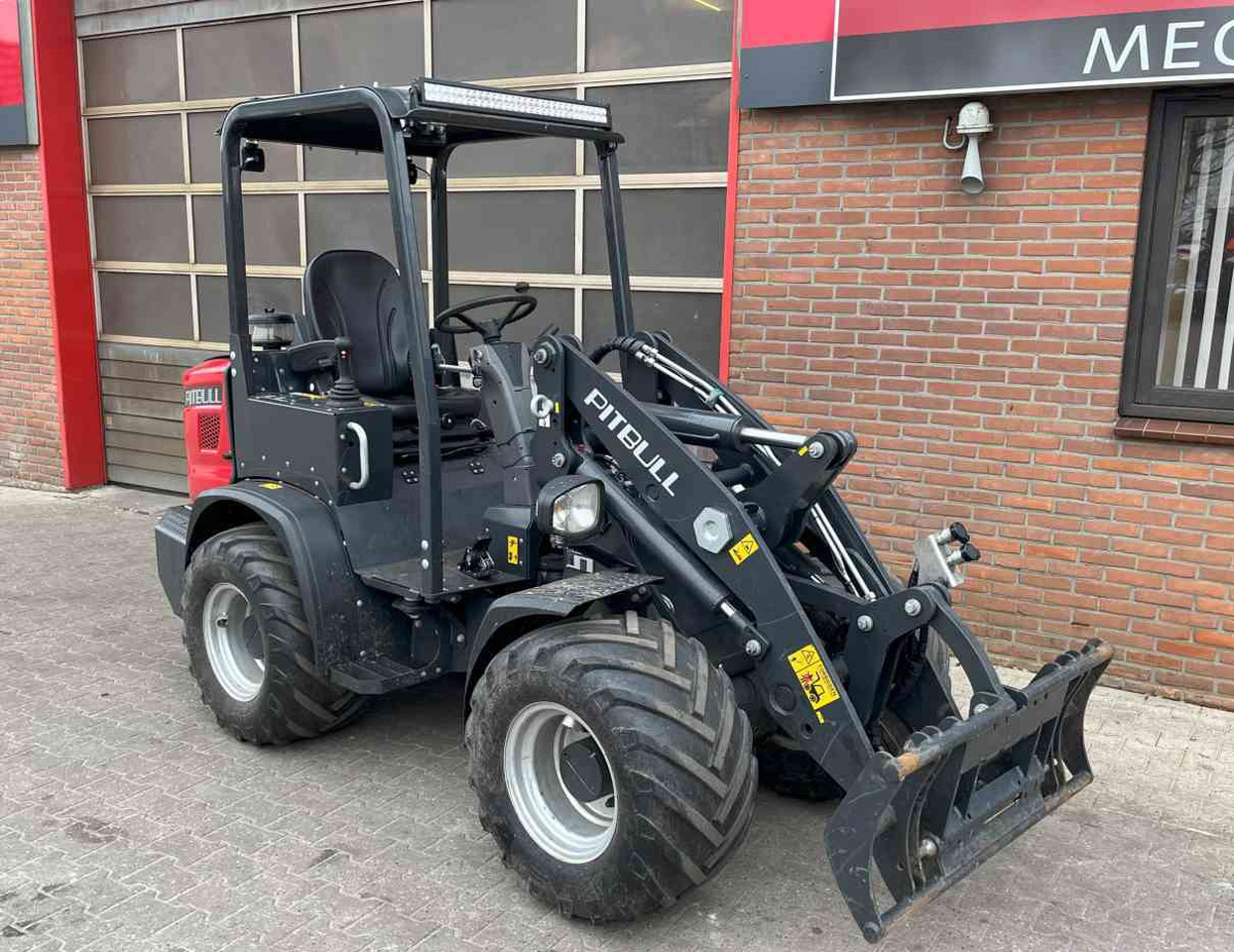 Pitbull X27-45CRT Minishovel - Rataslaadur: pilt 2 Pitbull X27-45CRT Minishovel - Rataslaadur: pilt 2