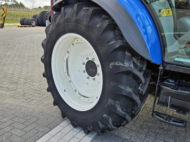 Traktor New Holland T5.85 Dual command: pilt 18