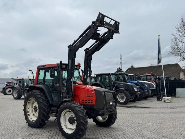 Valtra Valmet 6650 Hitech, voorlader, vloeistofkoppeling - Traktor: pilt 2 Valtra Valmet 6650 Hitech, voorlader, vloeistofkoppeling - Traktor: pilt 2