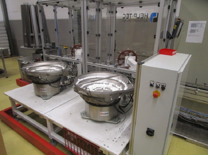 DECKEL ETIKETTIER ANLAGE SCHLEUTER GU 2 DO MIT 2xLÖFFELEINLEGESTATIONEN - Tööstusmasin: pilt 3 DECKEL ETIKETTIER ANLAGE SCHLEUTER GU 2 DO MIT 2xLÖFFELEINLEGESTATIONEN - Tööstusmasin: pilt 3
