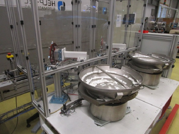 DECKEL ETIKETTIER ANLAGE SCHLEUTER GU 2 DO MIT 2xLÖFFELEINLEGESTATIONEN - Tööstusmasin: pilt 2 DECKEL ETIKETTIER ANLAGE SCHLEUTER GU 2 DO MIT 2xLÖFFELEINLEGESTATIONEN - Tööstusmasin: pilt 2