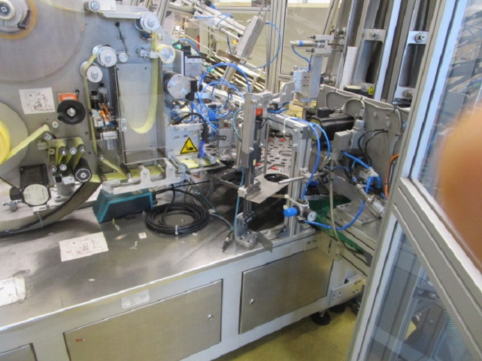 DECKEL ETIKETTIER ANLAGE SCHLEUTER GU 2 DU (RUNDLÄUFER) MIT LÖFFELEINLEGESTATION RNA SRC-N-630-1R - Tööstusmasin: pilt 4 DECKEL ETIKETTIER ANLAGE SCHLEUTER GU 2 DU (RUNDLÄUFER) MIT LÖFFELEINLEGESTATION RNA SRC-N-630-1R - Tööstusmasin: pilt 4