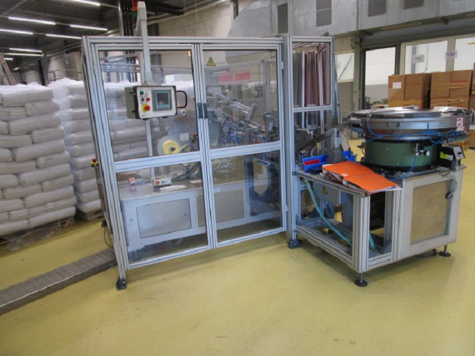 DECKEL ETIKETTIER ANLAGE SCHLEUTER GU 2 DU (RUNDLÄUFER) MIT LÖFFELEINLEGESTATION RNA SRC-N-630-1R - Tööstusmasin: pilt 3 DECKEL ETIKETTIER ANLAGE SCHLEUTER GU 2 DU (RUNDLÄUFER) MIT LÖFFELEINLEGESTATION RNA SRC-N-630-1R - Tööstusmasin: pilt 3