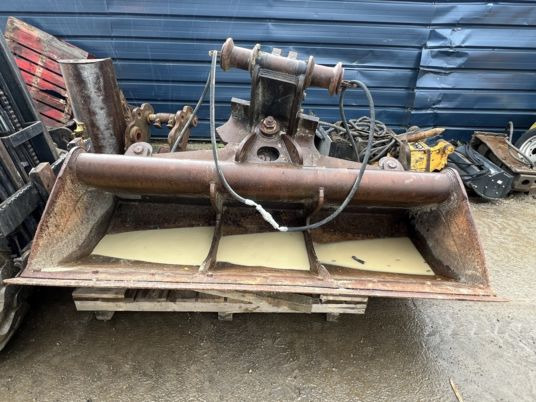 Godet de curage inclinable Morin M7 - Ekskavaatori kopp: pilt 1 Godet de curage inclinable Morin M7 - Ekskavaatori kopp: pilt 1