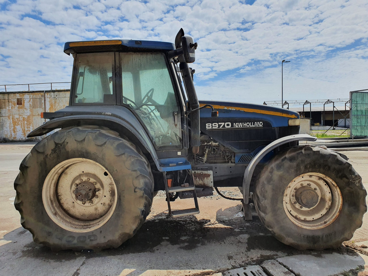 NEW HOLLAND 8970 Tractor 4×4 - Traktor: pilt 1 NEW HOLLAND 8970 Tractor 4×4 - Traktor: pilt 1