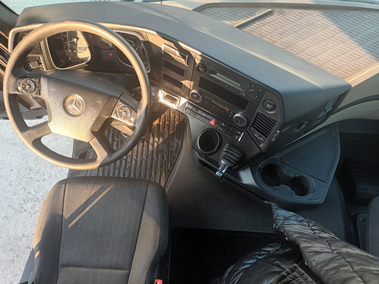 Tractor Head Mercedes-Benz Actros (2014) + Semi-trailer Tipper Meiller – Kipper (2004) - Sadulveok: pilt 2 Tractor Head Mercedes-Benz Actros (2014) + Semi-trailer Tipper Meiller – Kipper (2004) - Sadulveok: pilt 2