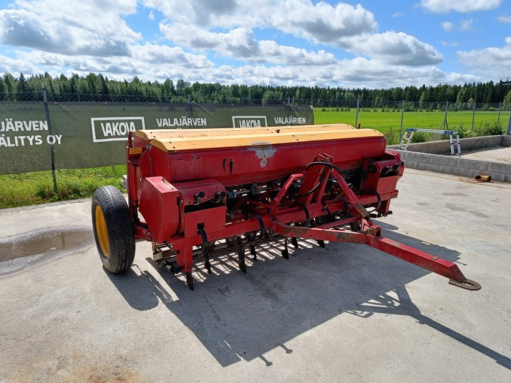 Juko Kylvölannoitin 250cm / puolihinattava laahavantailla - Kombain-külvimasin: pilt 1 Juko Kylvölannoitin 250cm / puolihinattava laahavantailla - Kombain-külvimasin: pilt 1