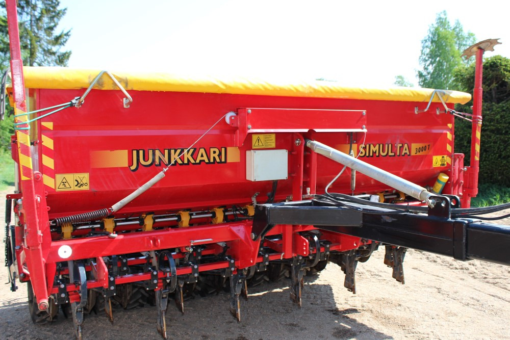 Junkkari Simulta 3000T - Siisti! Heinänsiemenlaite ja kiekkovantaat takana - Kombain-külvimasin: pilt 2 Junkkari Simulta 3000T - Siisti! Heinänsiemenlaite ja kiekkovantaat takana - Kombain-külvimasin: pilt 2