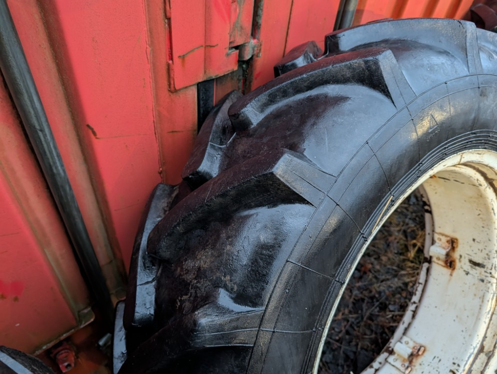 Renkaat 12.4R28 vannekehillä - Rehv: pilt 4 Renkaat 12.4R28 vannekehillä - Rehv: pilt 4