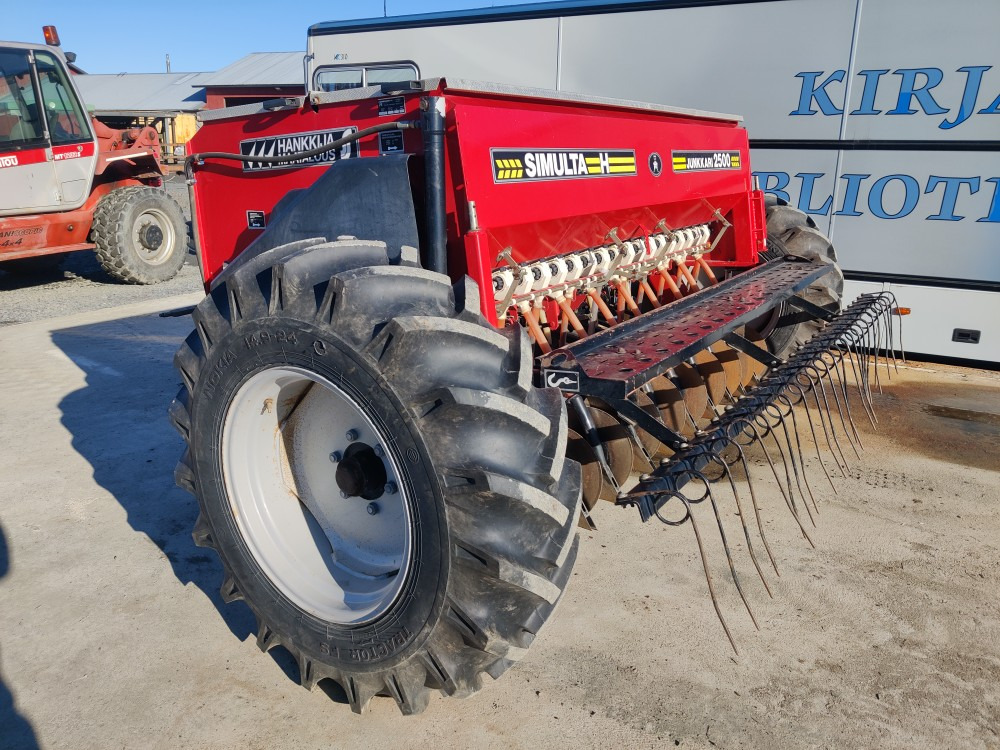 Simulta Junkkari 250cm kylvölannoitin kiekkovantaat takana - Kombain-külvimasin: pilt 3 Simulta Junkkari 250cm kylvölannoitin kiekkovantaat takana - Kombain-külvimasin: pilt 3