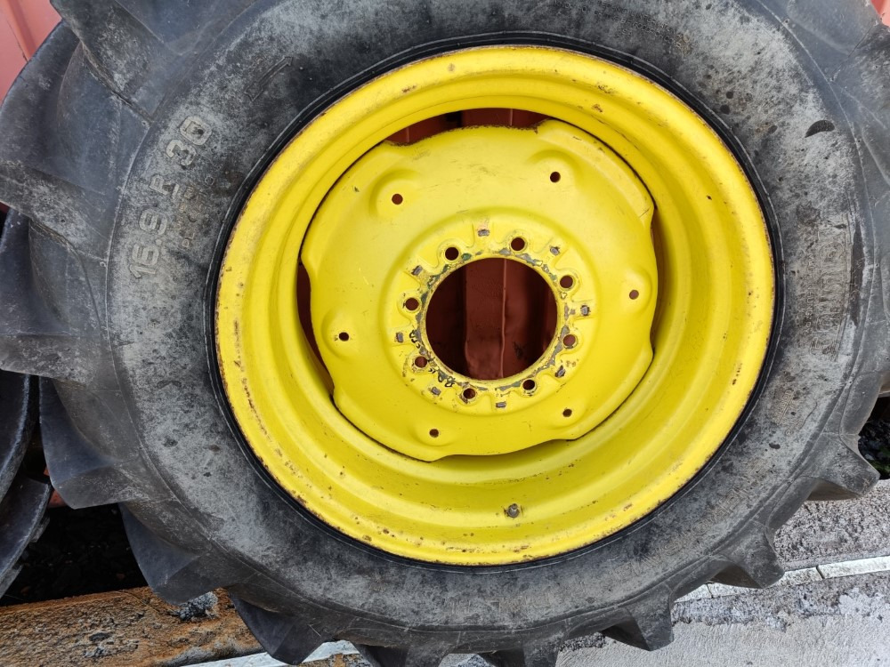 Kombain Taurus 16.9R30 renkaat vanteilla Hyväkuntoiset puimurin renkaat: pilt 10
