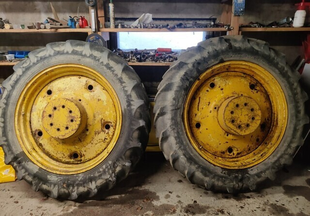 Traktorin renkaat 13.6/12x38 vanteilla - Rehv - Traktor: pilt 1 Traktorin renkaat 13.6/12x38 vanteilla - Rehv - Traktor: pilt 1